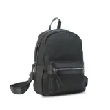 Mochila negra de nylon con bolsillo frontal con cierre y detalles en símil cuero. Tiene asa de mano, correas regulables y bolsillo trasero vertical con cierre. En el interior tiene dos bolsillos con cierre y uno abierto con división.