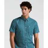 Camisa de hombre de manga corta con estampado geométrico en tonos azul, celeste, blanco y negro. Tiene cuello clásico, cierre con botones y bolsillo en el pecho.