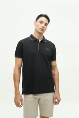 Polo color beige con textura, corte regular, logo estampado en el pecho y mangas cortas con ribete blanco.