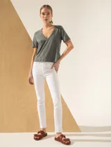 Remera gris de manga corta con escote en V y corte holgado.