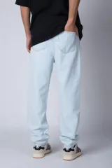 Pantalón de jean gris con efecto lavado, corte mom fit, tiro alto y pierna recta.