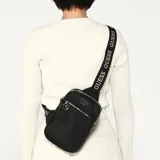 Bandolera Guess de poliuretano color negro con correa ajustable, cierre superior y bolsillo frontal con cierre.