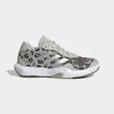 Championes Adidas Amplimove color beige con estampado animal print y detalles plateados en las tres tiras.