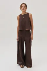 Top marrón sin mangas de lino, con corte cropped y espalda cruzada.