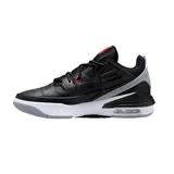 Championes Jordan Max Aura 5, color blanco con detalles en rojo y amarillo.