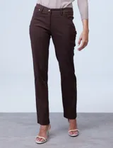 Pantalón de gabardina elastizada color marrón claro, marca Zac & Rachel, corte slim, con pretina con pasadores, botón y cierre. Delantera con tres bolsillos y trasera con bolsillos ojal.