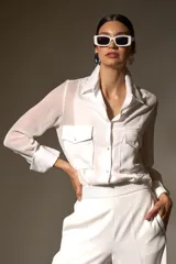 Camisa blanca de satén con mangas largas de microtul y cuello clásico.