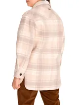 Chaqueta tipo camisa de lana a cuadros color fucsia, rojo y beige, con cuello camisero, cierre frontal con botones, dos bolsillos de parche en el pecho y mangas largas.