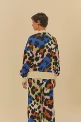 Cárdigan de punto con estampado animal print multicolor, escote en V, mangas largas con puños ajustables y cierre frontal con botones.