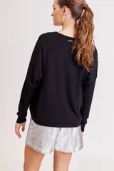 Short plateado de tela metalizada con bolsillos laterales.