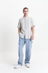 Camisa a rayas con textura, cuello mao y fit slim.