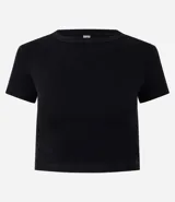 Remera corta (baby tee) de manga corta y cuello redondo, color negro, con moldería ajustada y sisa desplazada.