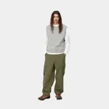 Pantalón cargo verde oliva de corte holgado, con múltiples bolsillos con solapa y cierre de botón a presión.