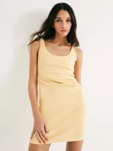 Vestido sin mangas color amarillo pálido, de corte ajustado y largo mini.