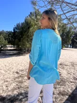Camisa celeste de algodón con mangas 3/4 y cuello mao.