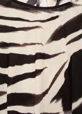 Vestido midi ajustado al cuerpo con estampado de cebra en tonos beige y marrón. Tiene cuello redondo, mangas cortas y cierre de botón en la parte posterior.