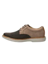 Zapato acordonado Hush Puppies modelo Bangu, color marrón, con capellada de cuero y tejido sintético, forro de cuero y textil, plantilla de cuero y algodón orgánico, y suela Comfort Flex de EVA.