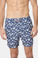 Short de baño celeste con estampado de flores blancas, cintura elástica con cordón ajustable, bolsillos laterales y suspensor de malla fina.