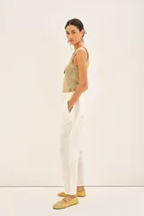 Pantalón recto negro de lino con bolsillos laterales y elástico interno en la cintura.