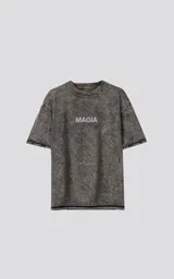 Remera manga corta gris con efecto nevado, cuello redondo y calce oversize. Estampa frontal con la palabra 'MAGIA' en color gris claro.