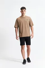 Remera de manga corta color lila, corte oversize, con cuello redondo y estampado pequeño en el pecho. Confeccionada en algodón.