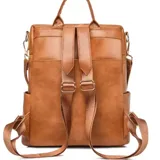 Mochila marrón de eco cuero con cierre superior y bolsillos frontales con cierre.