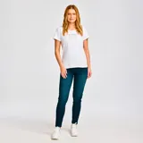 Remera de manga corta color salmón con logo metálico de CAT estampado en el pecho.