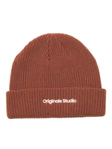 Gorro de lana color marrón con logo bordado en blanco.