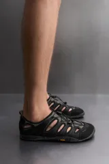Sandalia técnica negra para hombre, con capellada de tejido técnico con aberturas laterales, puntera y talón reforzados, ajuste con cordones y suela Vibram.