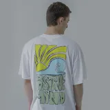 Remera blanca de algodón con estampa en la espalda de un sol amarillo, una ola celeste y la frase "Positive Mind" en verde.
