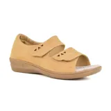 Sandalias color beige con plataforma baja, tiras con recortes triangulares y ajuste con velcro.