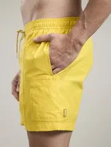 Short de baño verde oliva con cintura elástica ajustable con cordón, bolsillos laterales y un bolsillo trasero con ojal de drenaje.