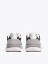 Zapatillas Tommy Hilfiger de diseño color block con paneles de malla, exterior e interior de poliéster, plantilla extraíble de poliuretano y caucho termoplástico, suela de EVA, panel metálico en el talón y monograma TH en la lengüeta y lateral.