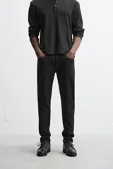 Pantalón de jean azul oscuro, corte slim fit, tiro medio, cinco bolsillos, tejido elástico y efecto lavado.