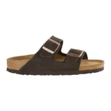 Sandalias Birkenstock Arizona de cuero gamuzado color negro, con plantilla anatómica de corcho y hebillas ajustables color cobre. Modelo con horma estrecha.