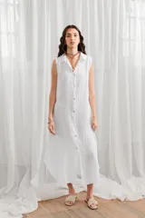 Vestido túnica midi sin mangas, color blanco, con cuello camisero y cierre frontal con botones.