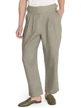 Pantalón de lino color verde, de tiro alto y pierna recta, con cierre cruzado y hebillas en los costados.