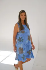 Vestido corto sin mangas, color celeste con estampado de flores marrones.