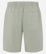 Bermuda celeste de sarga con cintura elástica ajustable con cordón, bolsillos laterales y traseros, y etiqueta con logo en la parte inferior.