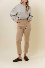 Jean blanco de tiro medio-alto, calce recto y largo al tobillo.