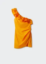 Vestido corto color naranja, de corte ajustado, con escote asimétrico y volantes en el hombro. Presenta cierre lateral con cremallera y diseño cruzado en la falda.