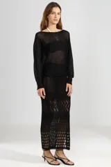 Falda larga de tejido de punto calado color negro, con lurex y detalle de cobre con logo Polonio.