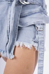 Short pollera de jean celeste con cintura alta, corte evasé, detalle de cinturón con hebilla metálica y terminación desflecada.