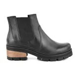 Bota Chelsea color marrón de cuero, con elásticos laterales y suela track.