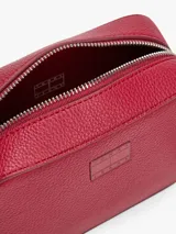 Bandolera Tommy Jeans roja con acabado granulado, cierre de cremallera, correa ajustable y logo tonal en el frente.