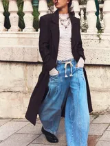 Pantalón de jean celeste de corte ancho con cintura alta ajustable con cordón.