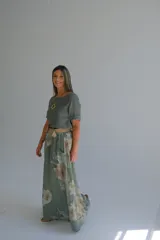 Falda larga color verde seco con estampado floral, corte amplio y caída fluida.