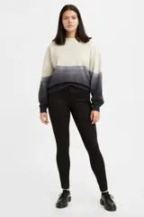 Pantalón de jean negro, tiro medio, corte super skinny.