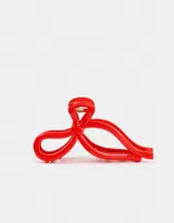 Broche para el pelo de acrílico color rojo con forma de moño.