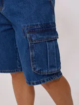 Bermuda de jean azul con bolsillos cargo laterales y corte a la rodilla.